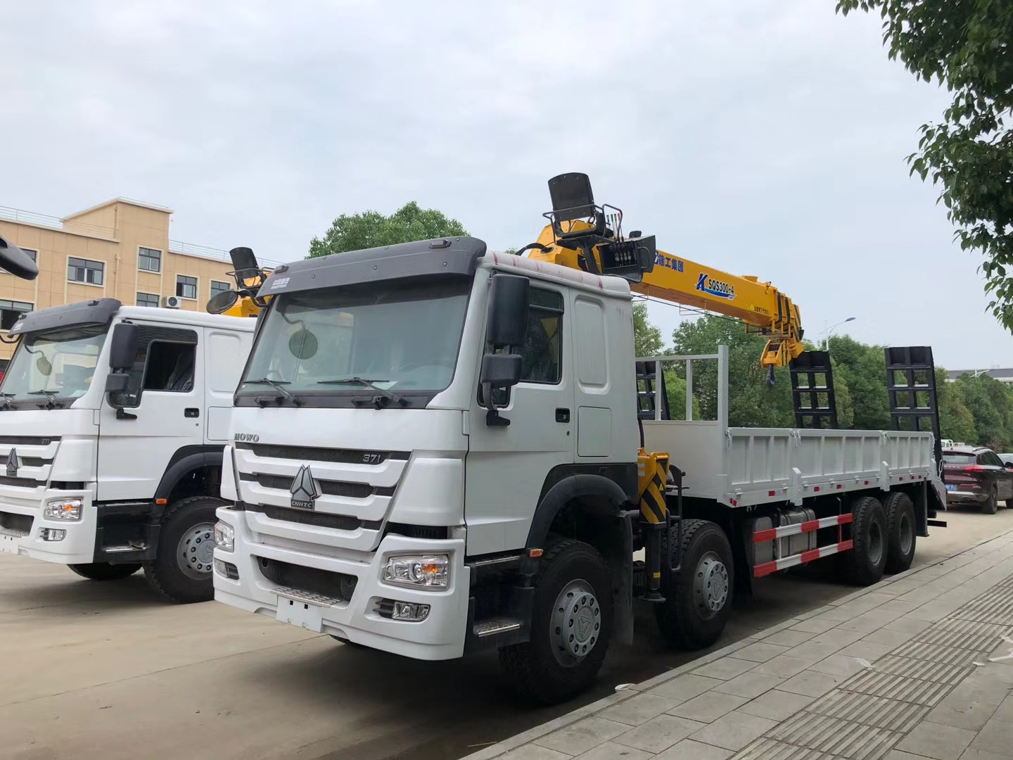Side view of HOWO 8×4 crane truck with telescopic boom extended